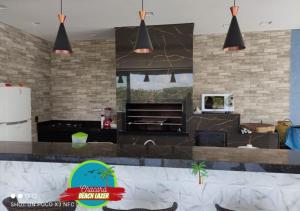 una cocina con encimera y chimenea. en Chacara Beach Lazer, en Foz do Iguaçu