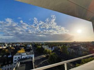 - un balcon offrant une vue sur la ville dans l'établissement Penthouse mit einzigartigem Blick über Essen, à Essen