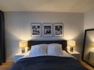 una camera con un letto con quattro quadri sul muro di Penthouse mit einzigartigem Blick über Essen a Essen
