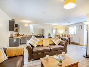 een woonkamer met een bank en een tafel bij Marchlyn in Caernarfon