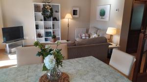 uma sala de estar com um sofá e uma mesa em Playa de Santa Marina - Ribadesella em Ribadesella