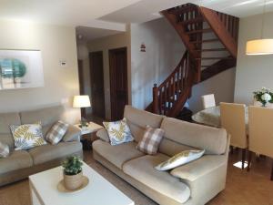 uma sala de estar com dois sofás e uma escada em Playa de Santa Marina - Ribadesella em Ribadesella