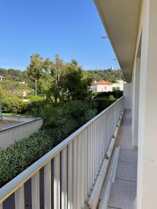 un balcón de una casa con una valla blanca en Magnifique appartement climatisé de 87m², à 100m de la plage, en Antibes