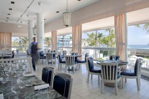 En restaurang eller annat matställe på Fontainebleau Miami Beach