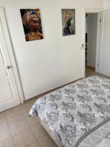 ein Schlafzimmer mit einem Bett und zwei Bildern an der Wand in der Unterkunft Fantastic Apt-2 min walk from Belek Cent’r Antalya region, great for golf lovers in Belek