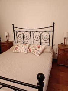 sypialnia z łóżkiem z 2 poduszkami w obiekcie Vista Panoramica ALTOPIANO DELLE ROCCHE w mieście Terranera