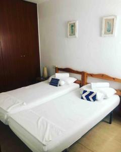 two beds sitting next to each other in a room at Joli appartement centre avec terrasse vue mer in Tossa de Mar