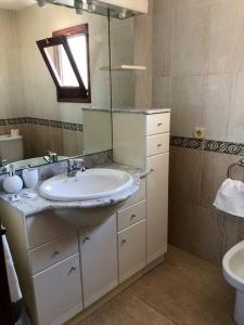 a bathroom with a sink and a mirror at Joli appartement centre avec terrasse vue mer in Tossa de Mar