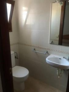 a bathroom with a toilet and a sink at Joli appartement centre avec terrasse vue mer in Tossa de Mar