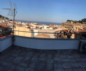 a balcony with a view of a city at Joli appartement centre avec terrasse vue mer in Tossa de Mar