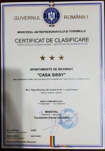 un faux certificat de diplôme dans une enveloppe blanche dans l'établissement Sissy Vendégház, à Târgu Secuiesc