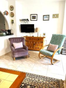 A television and/or entertainment centre at Beautiful Air Conditioned bungalow - Alkabir