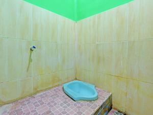 uma casa de banho com um WC azul num canto em SPOT ON 92220 Sari Laut em Glagah