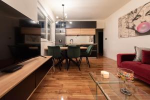- un salon avec un canapé rouge et une table dans l'établissement Apartment Black Diamond, à Ražanac