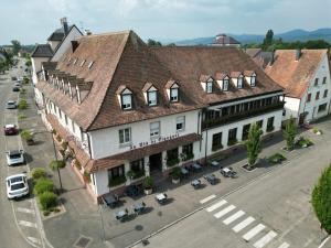 una vista aérea de una calle en una ciudad en Hotel Au Nid De Cigognes, en Ostheim