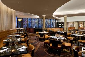 Un restaurante o sitio para comer en Fontainebleau Miami Beach