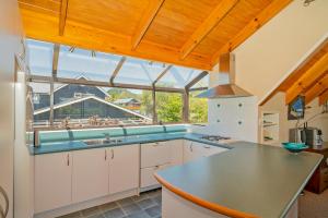 Ett kök eller pentry på Coastal Quarters - Cooks Beach Holiday Home
