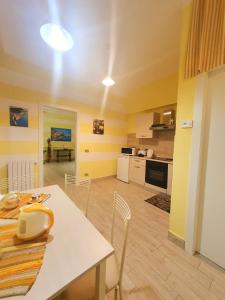 A kitchen or kitchenette at Tecla House