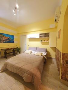 una camera con un grande letto e un tavolo di Tecla House a La Spezia