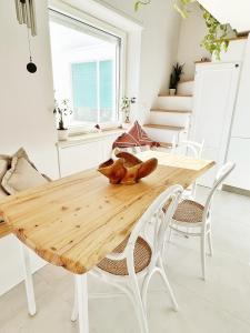 - une salle à manger avec une table et des chaises en bois dans l'établissement Casa Maddy Anacapri, à Anacapri