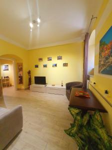 sala de estar con sofá y TV en Tecla House en La Spezia