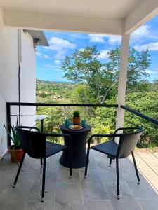 d'un balcon avec une table et des chaises et une vue. dans l'établissement Casa Allegria, à Tamarindo