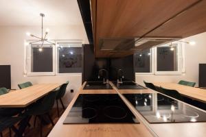 cocina con fogones y mesas de madera en Apartment Black Diamond, en Ražanac