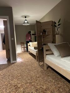Kama o mga kama sa kuwarto sa Nest Natur Hostel