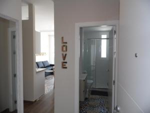 - un couloir blanc avec un salon doté d'un canapé dans l'établissement Apartamentos San Miguel, à Torremolinos