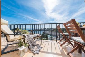 Balkón alebo terasa v ubytovaní NEW! APARTMENT HARMONIA, FRONT SEA VIEW, CALA MARSAL BEACH 300m