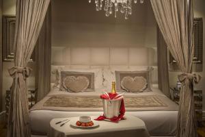 a bedroom with a bed with a table with a tray of food at Hotel Estoril in Campos do Jordão