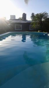 una gran piscina de agua azul frente a una casa en La negrita en Concordia