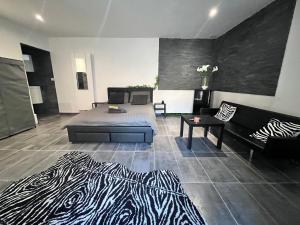 sypialnia z łóżkiem, kanapą i dywanem w obiekcie Chambre studio tout confort w mieście Boussu