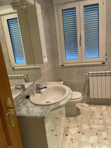 ein Badezimmer mit Waschbecken und Toilette in der Unterkunft Casa turismo rural Becar in Corullón