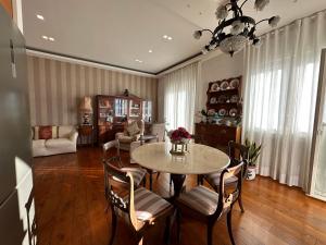 Appartamento Mira Capri في توري أنونزياتا: غرفة طعام مع طاولة وكراسي في غرفة