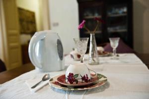 卡塔尼亞的住宿－伊瓦納住宿加早餐酒店，一张桌子,上面有盘子和茶杯