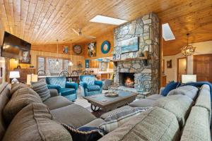 ein Wohnzimmer mit einem Sofa und einem Steinkamin in der Unterkunft UNLIMITED GOLF access Wolf Laurel Country Club in Swiss