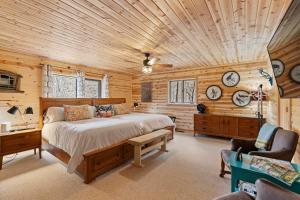 ein Schlafzimmer mit einem Bett und einer Holzdecke in der Unterkunft UNLIMITED GOLF access Wolf Laurel Country Club in Swiss