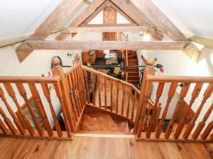 einen Blick über eine Holztreppe in einem Haus in der Unterkunft The Mill and Stable in Llansadurnen