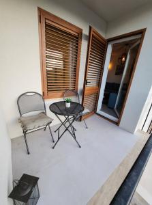 un pequeño patio con mesa y sillas en el balcón en Apartment Bety, Stomorska, Solta, en Stomorska