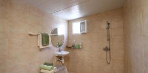 A bathroom at Hapinukim Shel Rozi