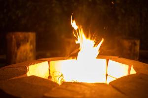 un fuego arde en una caja de madera con llamas en Hotel El Rancho, en Quepos
