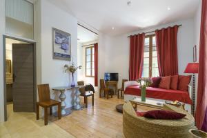 a living room with a couch and a table at LA MAISON VERTE SETE in Sète