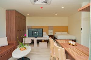 Habitación con sala de estar con mesa de comedor y dormitorio. en Hotel Explore Caño Dulce en Tubará
