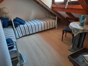 a bedroom with a bed and a table in a attic at Apartman MiLu in Cres