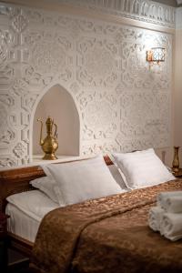 Кровать или кровати в номере New Star Boutique hotel - madrasah Muhammad Mahram 1903