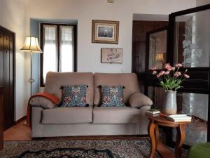 a living room with a couch and a table at La Cata in Aguilar de la Frontera