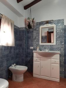 Aguilar de la FronteraにあるLa Cataのバスルーム(洗面台、トイレ、鏡付)