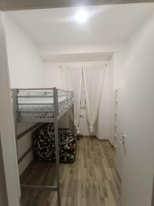 Cette petite chambre comprend des lits superposés. dans l'établissement Casa No-Vi, à Rome