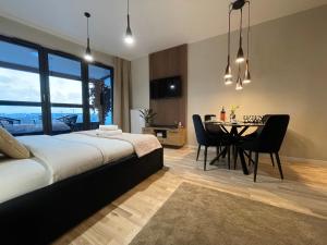 sypialnia z łóżkiem i stołem z krzesłami w obiekcie VISTULA TERRACES 10th floor w Krakowie